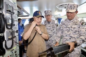 Hajiji mencuba peralatan selepas Eksesais Maritim Perkasa Timur 2/2023 Maritim Malaysia di Sabah Port, Jalan Sepanggar hari ini. Gambar JKM.