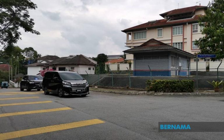 Kediaman PM Muhyiddin jadi tumpuan media