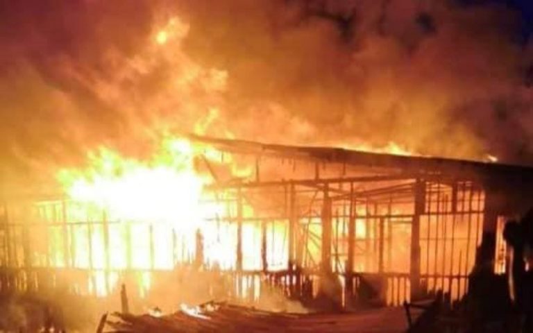Lima rumah atas air, kedai runcit musnah terbakar di Semporna