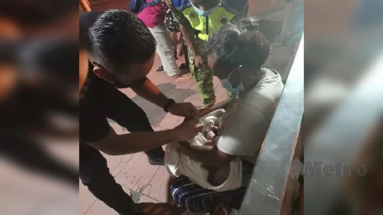 Wanita bersalin atas bot penambang