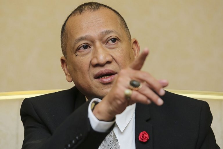 Nazri Aziz isytihar kembali sokong Muhyiddin
