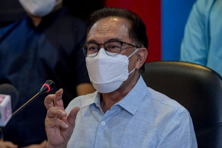 Ketika banjir, rumah hanyut, Menteri hilang: kata Anwar