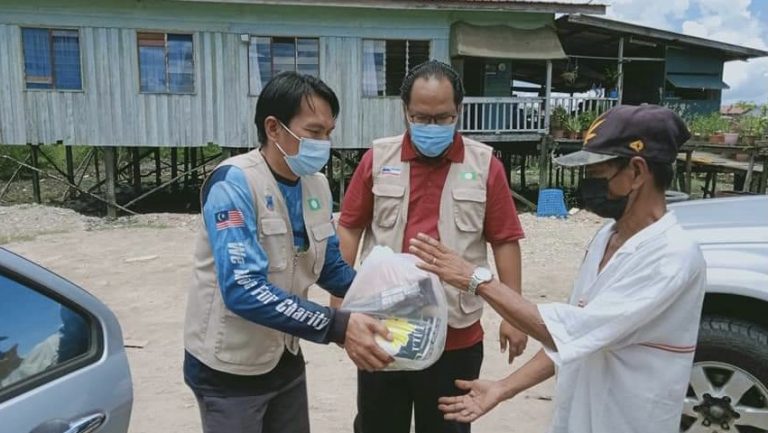 Sumbangan PAS Sandakan ukir senyuman diwajah asnaf
