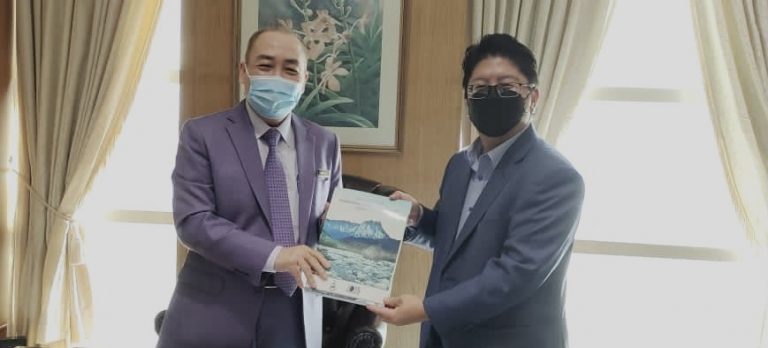 Ewon serahkan pelan pembangunan Dun Kadamaian kepada Hajiji