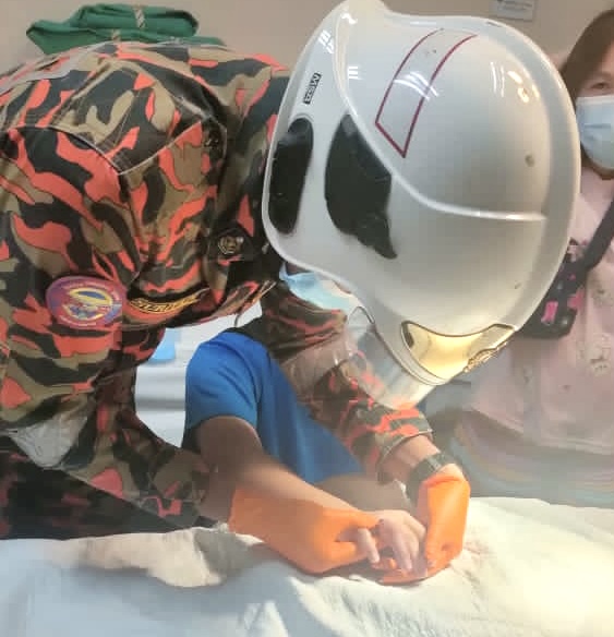 Bomba keluarkan cincin tersekat dijari