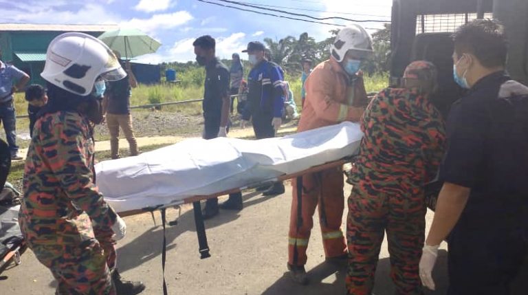 Kereta terbabas dua maut manakala tiga lagi cedera