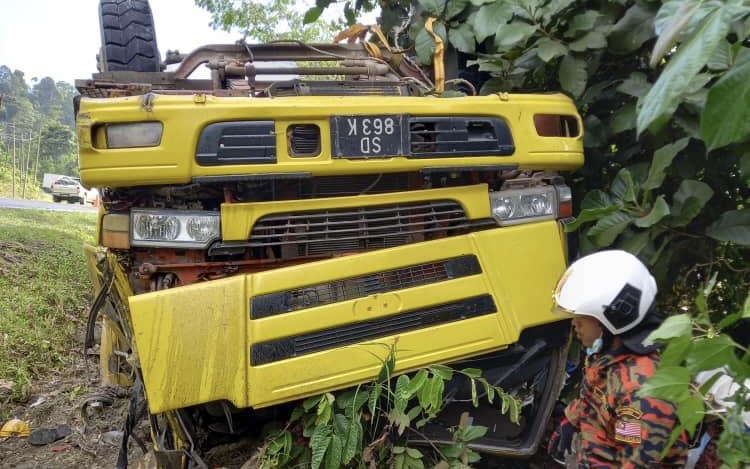 Pemandu maut, lori bawa muatan batu terbabas