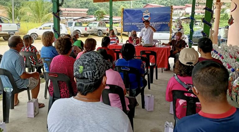 UPPM Darau beri sumbangan Hari Natal kepada golongan memerlukan
