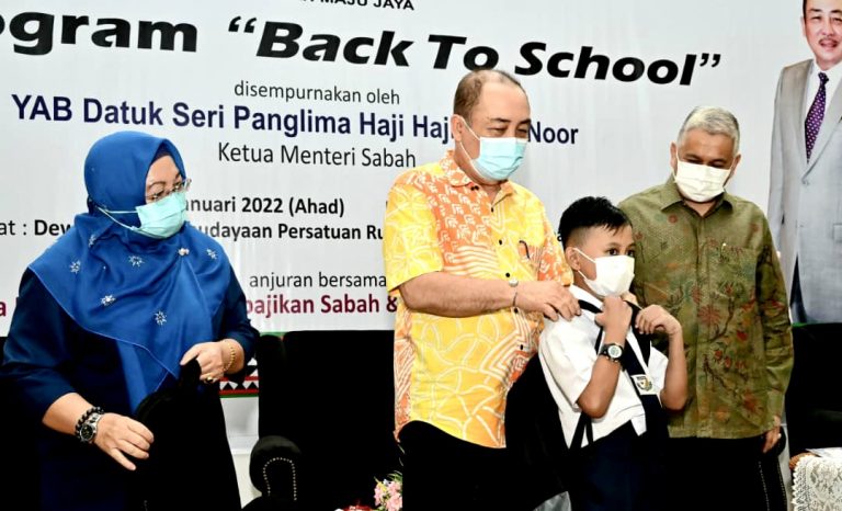 Hajiji sampaikan bantuan peralatan sekolah kepada 700 pelajar