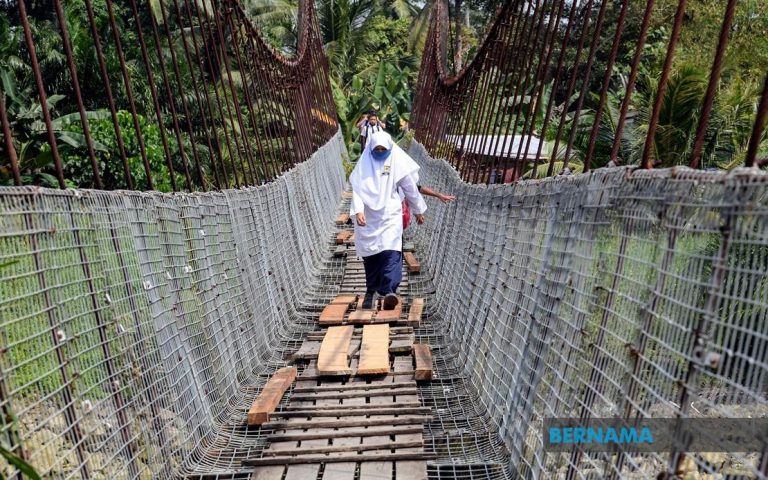 Jika jambatan gantung ditutup, pelajar perlu jalan kaki sejam untuk ke sekolah