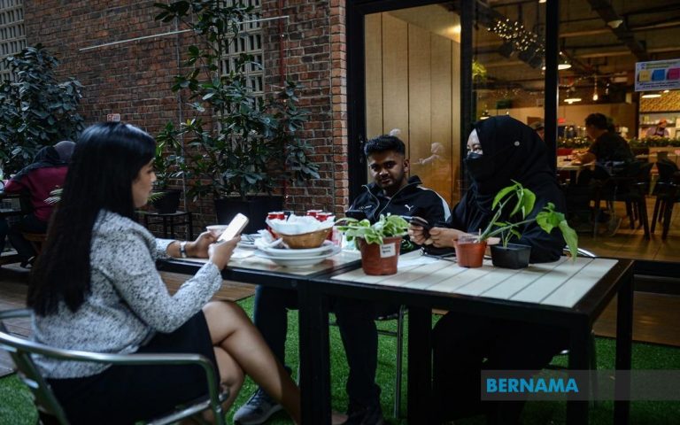 ‘Beli makanan, dapat pokok percuma’ tarikan unik di restoran
