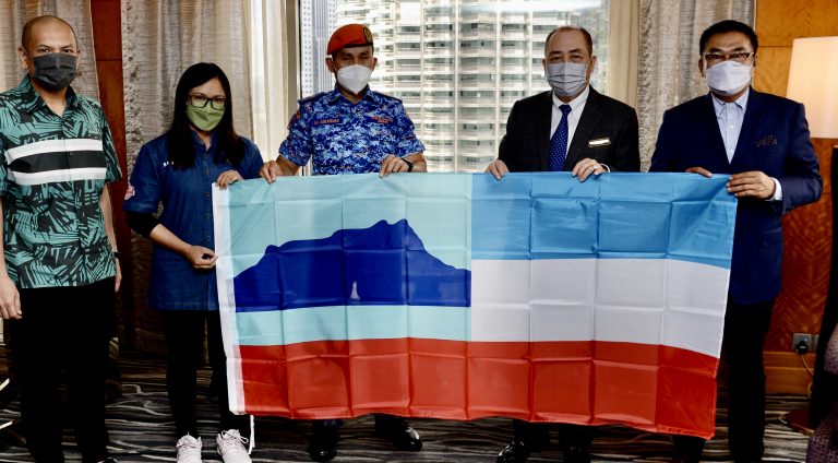 Hajiji bertemu, beri kata semangat dua pendaki Everest dari Sabah