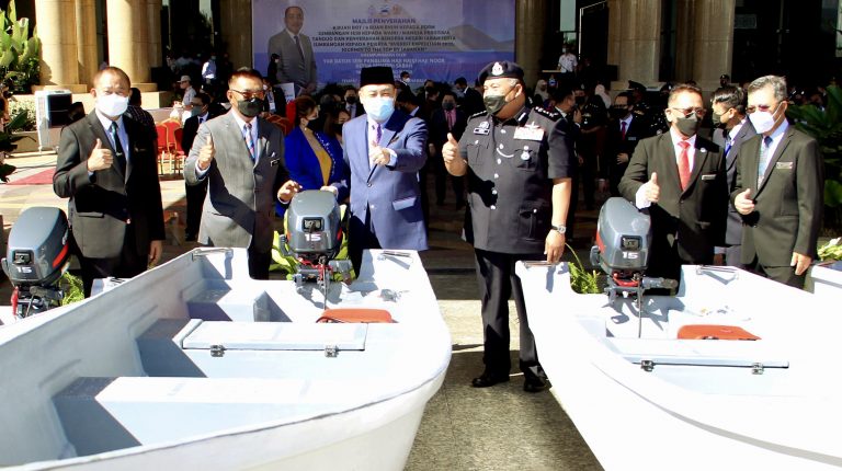 Kerajaan Negeri sumbang 30 buah bot dan enjin kepada PDRM