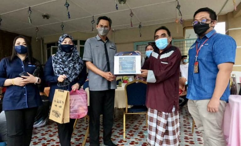 UMS Serah Pek Makanan kepada Petugas BarisanHadapan, Rumah Kebajikan