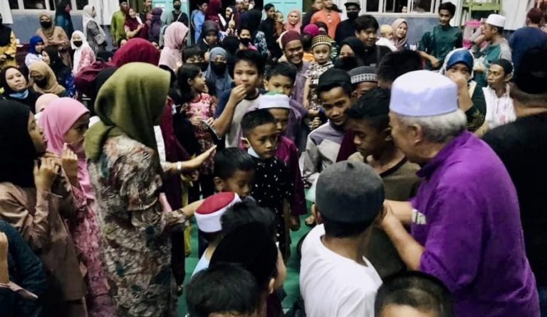 Bung Moktar ziarah ke kampung halaman sambil serah bantuan