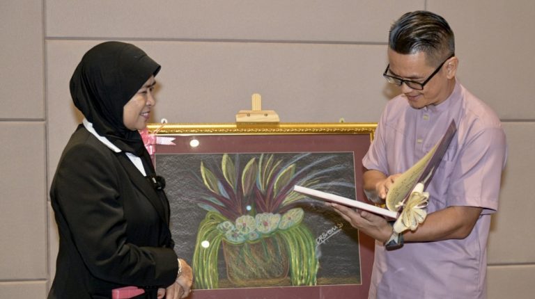 UMS terbit Buku ‘Mengimbau Dunia’ Koleksi Datuk Raya Erom