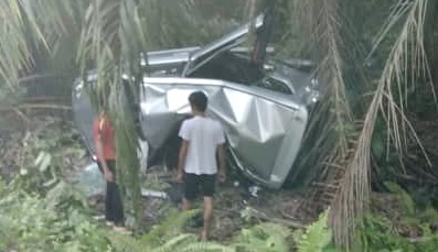 Dua maut kereta terbabs masuk ke lorong bertentangan