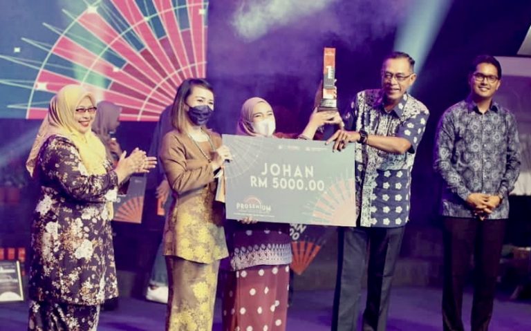 ‘Peti Sejuk’ UMS Juara Pertandingan Teater Prosenium Pengguna Universiti Awam 2022