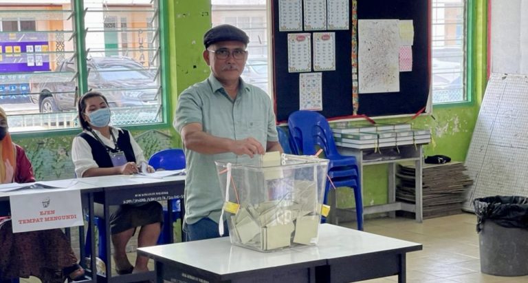 PRU15: Calon PN Ronald Kiandee tunai kewajiban mengundi di SK Pekan Beluran