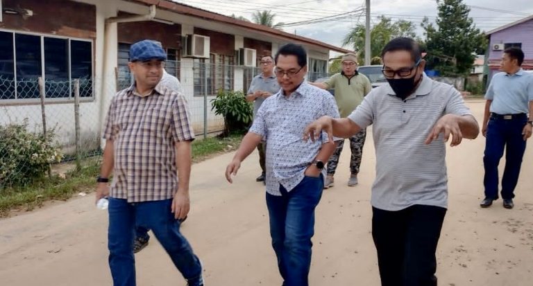 Mustapha bersama Azhar tinjau masalah banjir di Kampung Rampayan Manggatal