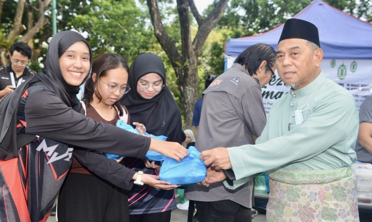 Pusat Alumni dan UMS 4WDVC Berkongsi Rezeki dengan Pelajar UMS Setiap Hari Jumaat Bulan Ramadan