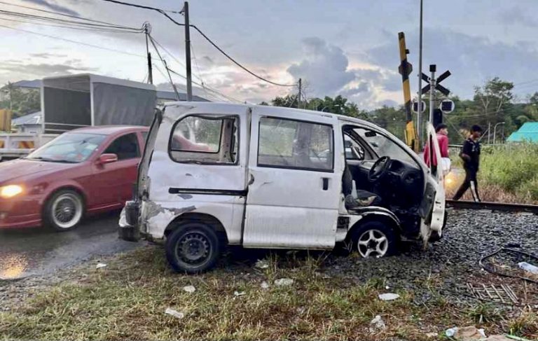 Empat lelaki terselamat, kenderaan di rempuh kereta api