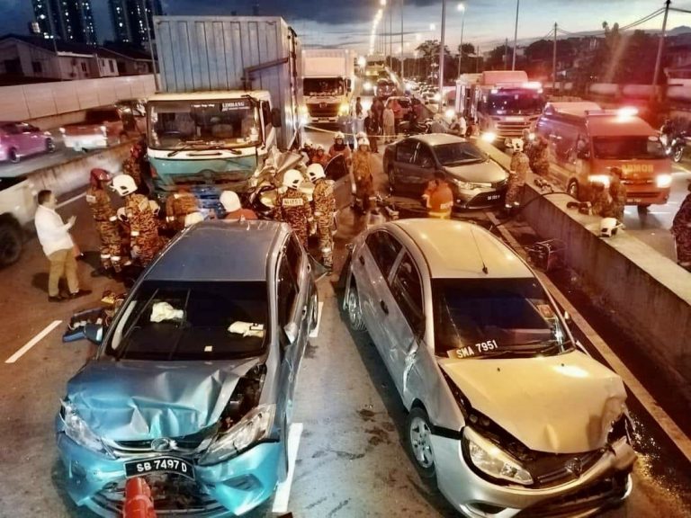 Wanita maut, kereta digilis lori di Jalan Lintas 