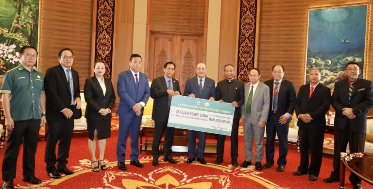 LIGS serah sumbangan RM1.5 juta kepada kerajaan negeri