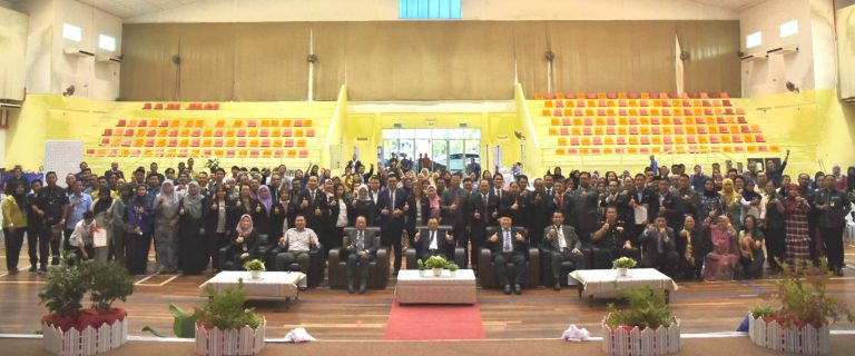 Dr. Joachim (duduk, tengah) bergambar bersama dengan tetamu jemputan yang hadir dan peserta program dalam majlis itu.
