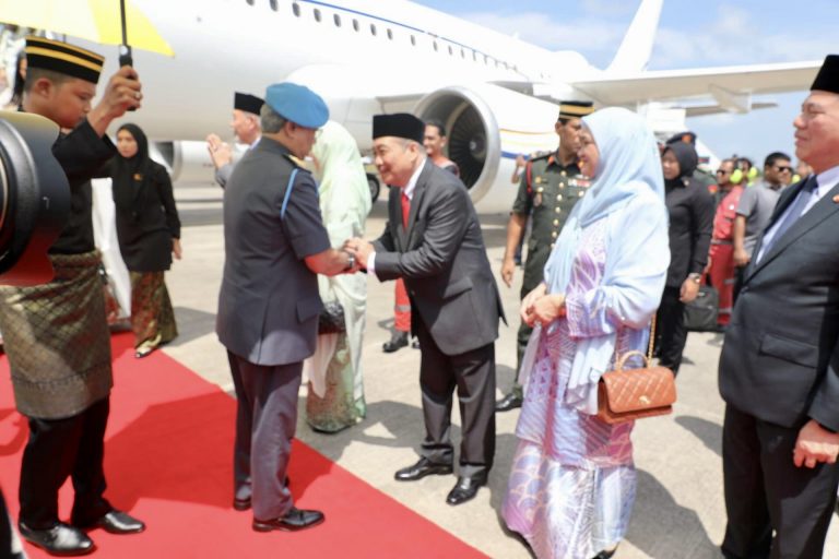 Hajiji iringi Tun Juhar sambut keberangkatan tiba Agong