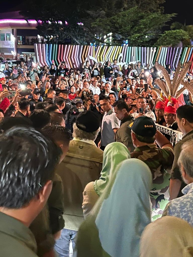 10,000 sambut ketibaan Agong di Lawas, mulakan jelajah Sarawak