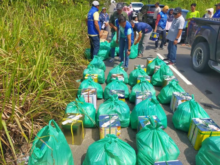 Seramai 33 KIR terjejas banjir di Kinabatangan terima bantuan barang daripada Bung Moktar