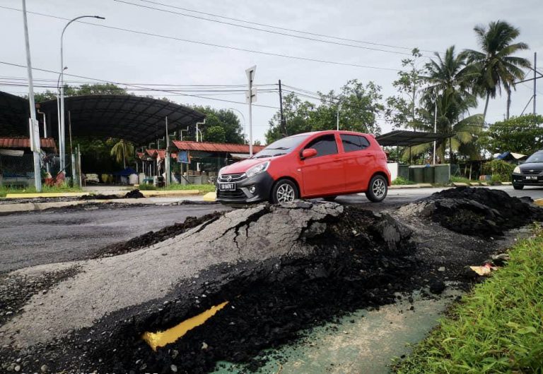 Jalan utama di Batu 16, Gum-Gum rosak teruk, pengguna mohon tindakan pembaikan segera