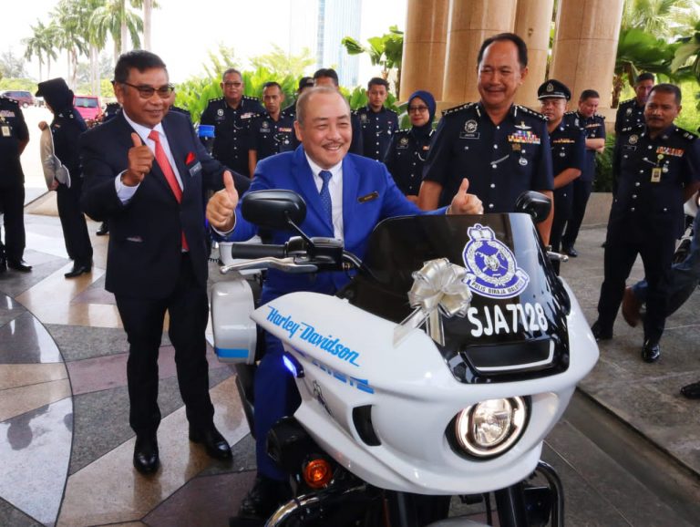 Kerajaan Negeri serah empat motosikal berkuasa tinggi kepada Polis Sabah