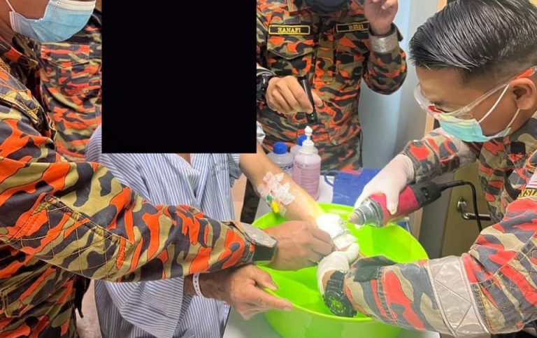 Bomba bantu tanggalkan gelang seorang lelaki di Lahad Datu