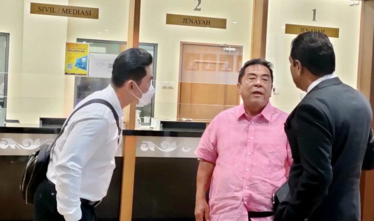 Datuk dan anak lelaki mengaku tidak bersalah kemuka dokumen palsu penjualan jongkong emas