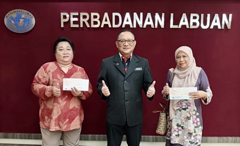Dua pelajar Labuan di UNISZA terima biasiswa tajaan Yayasan Wilayah Persekutuan