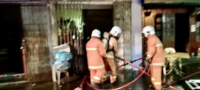 Dua rumah atas kedai musnah terbakar di Tenom