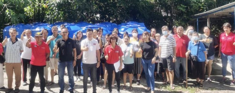 Pengagihan 90 tangki air kepada penduduk Karamunting
