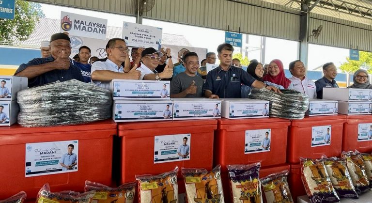 150 nelayan di Labuan terima bantuan peralatan menangkap ikan LKIM
