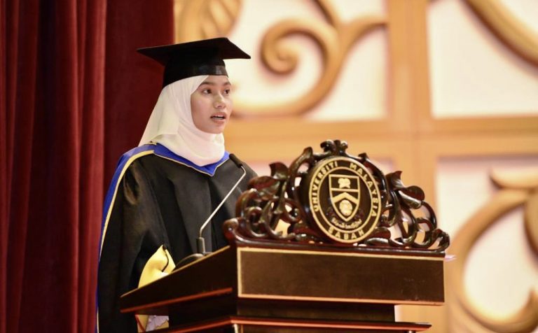 Dua graduan UMS dari Sarawak dan Brunei terima hadiah Tun Zaki Tun Azmi