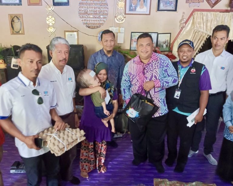 Sembilan orang kurang bernasib baik terima sumbangan AMK Labuan