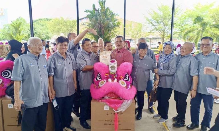 Nizam serah Kepala Singa sumbangan Kerajaan Negeri kepada Persatuan Tiong Hua Zon Tawau dan Semporna