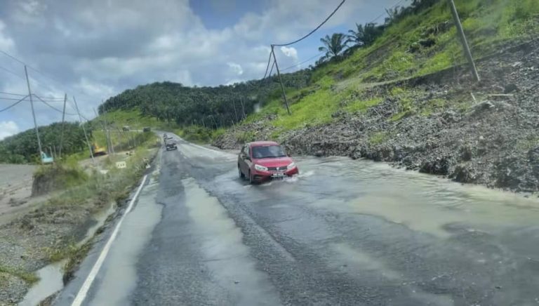 Jalan raya di Batu 34, Jalan Sandakan – Beluran rosak teruk, sebabkan kesesakan luar biasa   