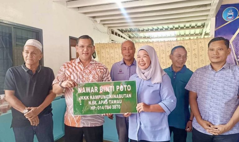 Nizam santuni penduduk Kampung Jalan Damai pada Majlis Makan Tengah Hari
