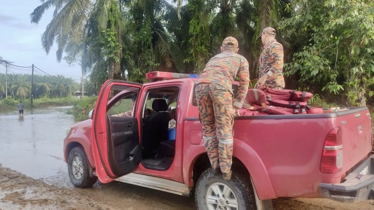 Bomba bantu hantar calon SPM terjejas banjir ke asrama sekolah