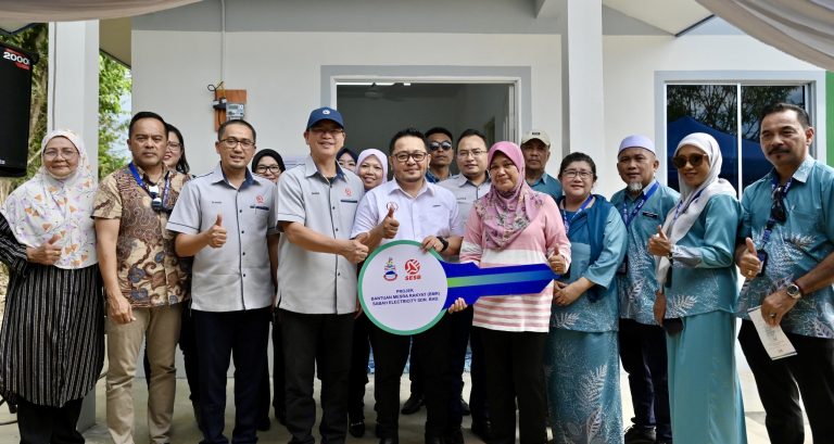 Julinah Juar, 61, ibu tunggal terharu terima bantuan rumah BMR SESB