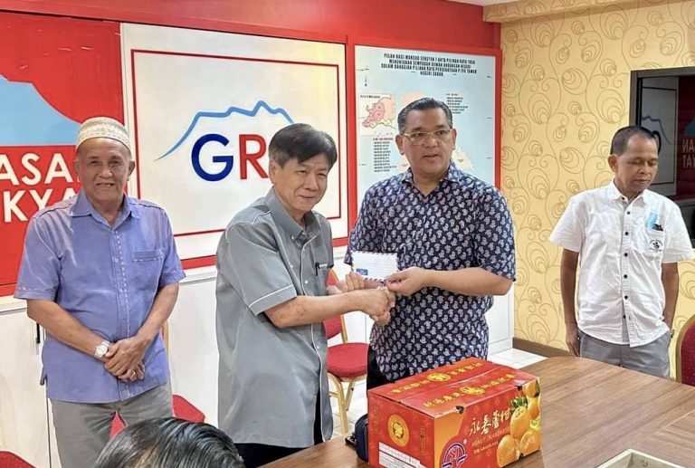 Nizam sampaikan sumbangan kepda pemimpin akar umbi dan media Tawau menjelang Tahun Baharu Cina