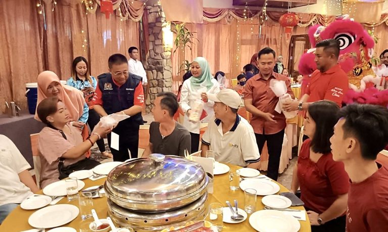 50 komuniti tionghua Labuan terima bakul makanan sumbangan PETRONAS