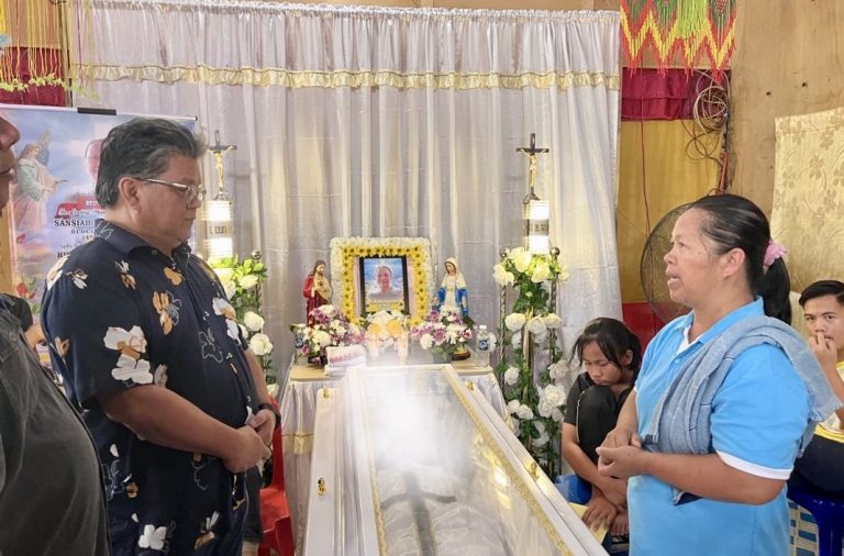 Ellron ziarah keluarga mendiang Sansiah yang maut akibat dibakar suami